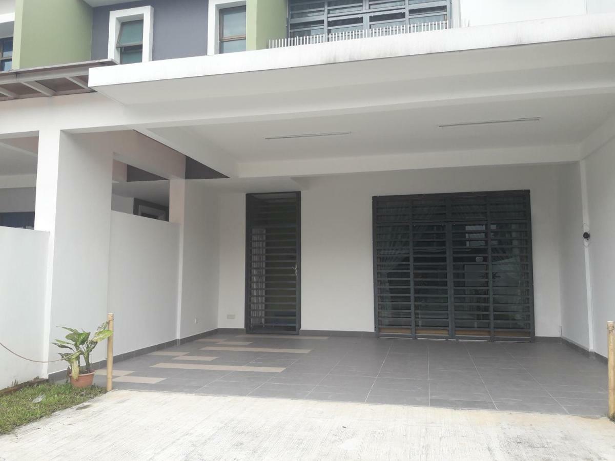 Tampoi Homestay *
