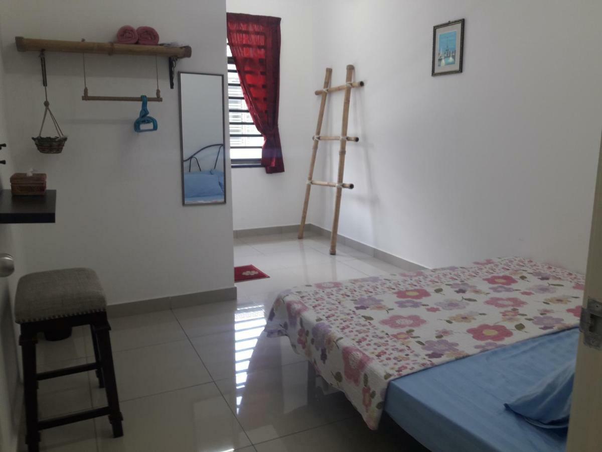 Tampoi Homestay *
